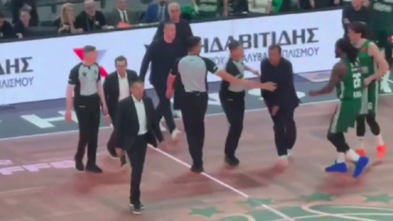 Ergin Ataman'ı hakemler zor tuttu: Rakibinin üzerine yürüdü