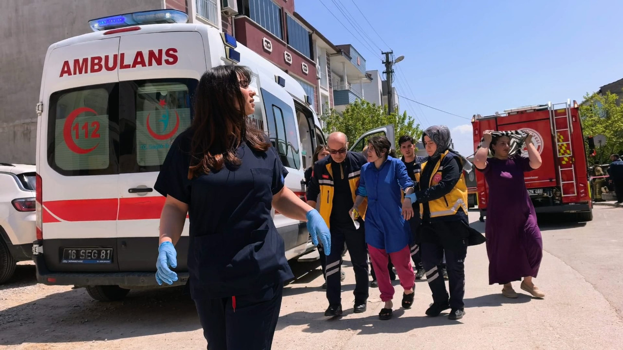 Alevlerin arasında kalan anne ve kızını komşuları …