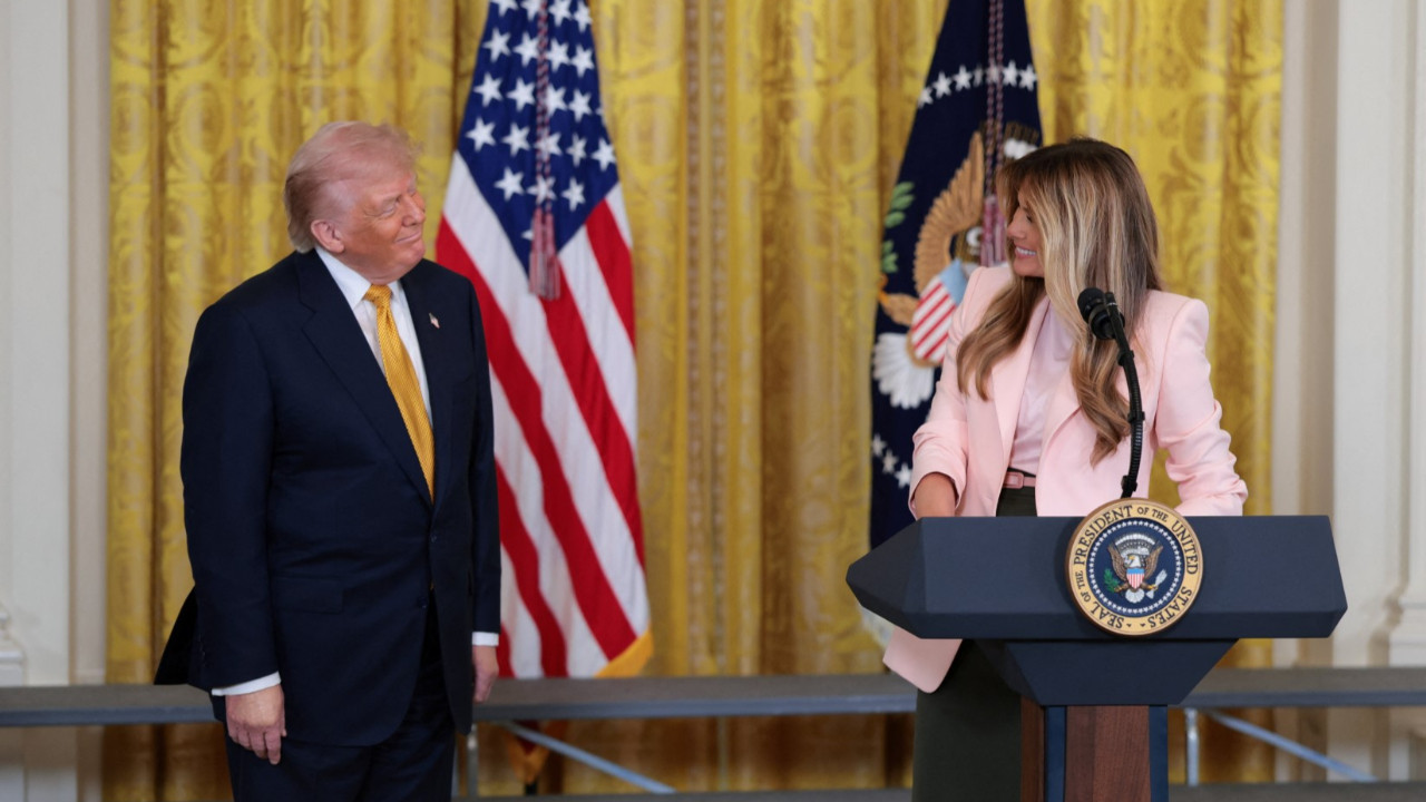 First Lady'nin Trump'la ilgili sözleri herkesi kahkahaya boğdu, kendileri bile güldü