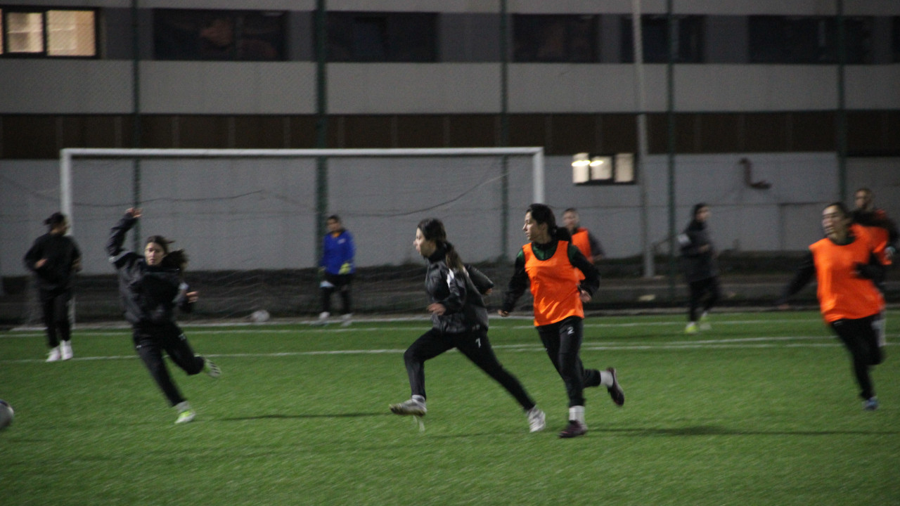 "Kadın futbol mu oynar?" algısını kıran Erzurumlu kızlar sahaya iniyor