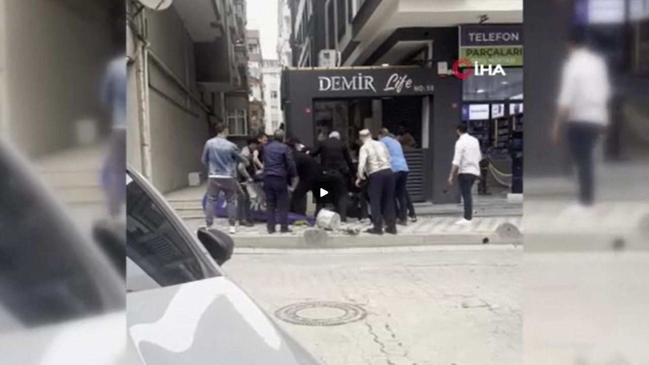 Taraflar ayrılmayınca kavga eden kişiyi taşıyıp götürdüler