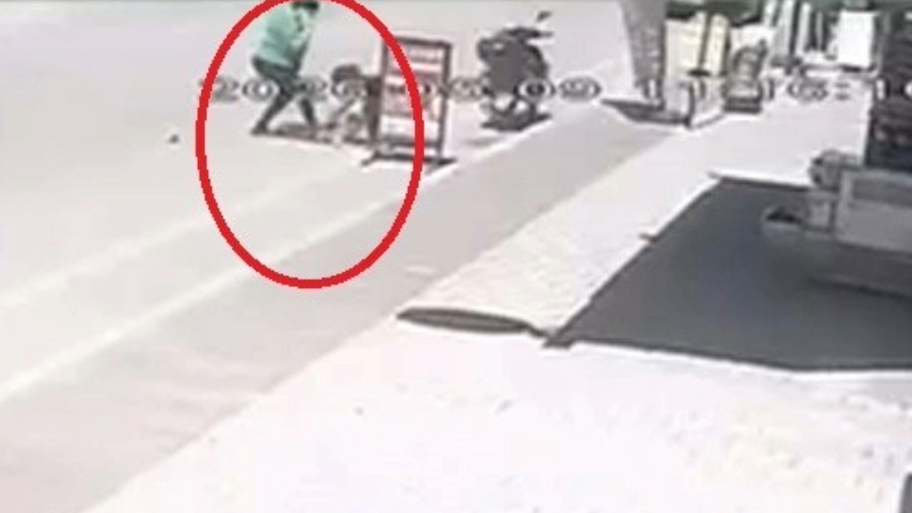Annesi, iki yaşındaki çocuğu tekmeledi