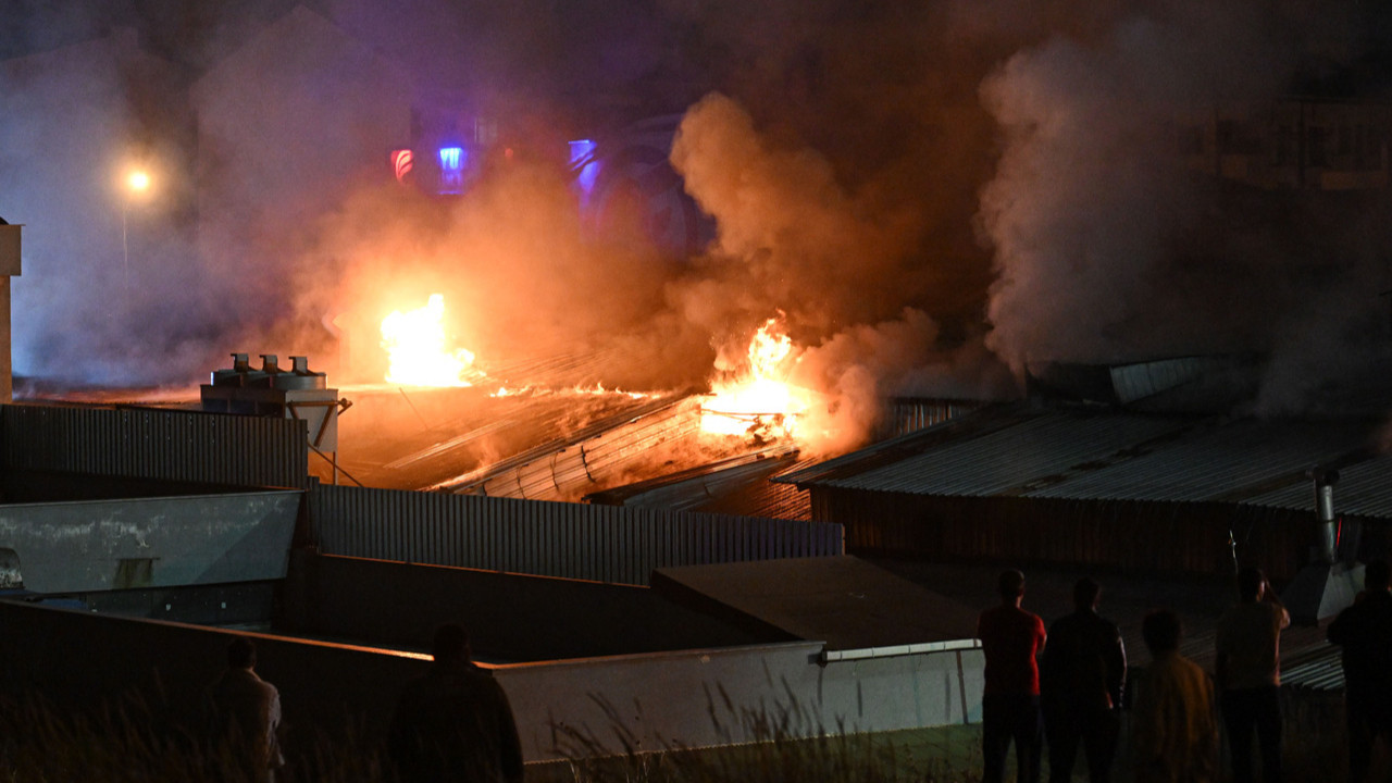 Arnavutköy'de korkutan fabrika yangını