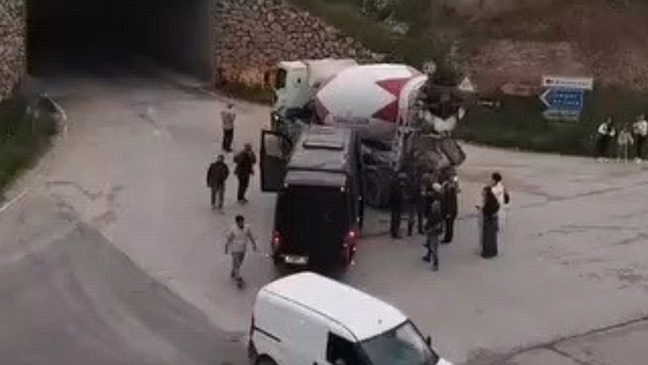 Beton mikseri ile tur minibüs çarpıştı: 2 yaralı
