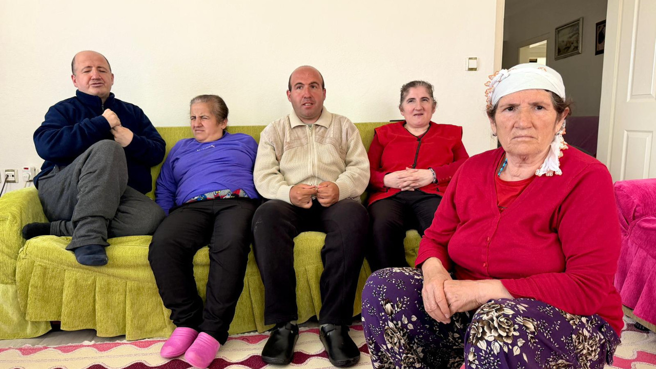 50 yıldır engelli 4 çocuğuna bakıyor