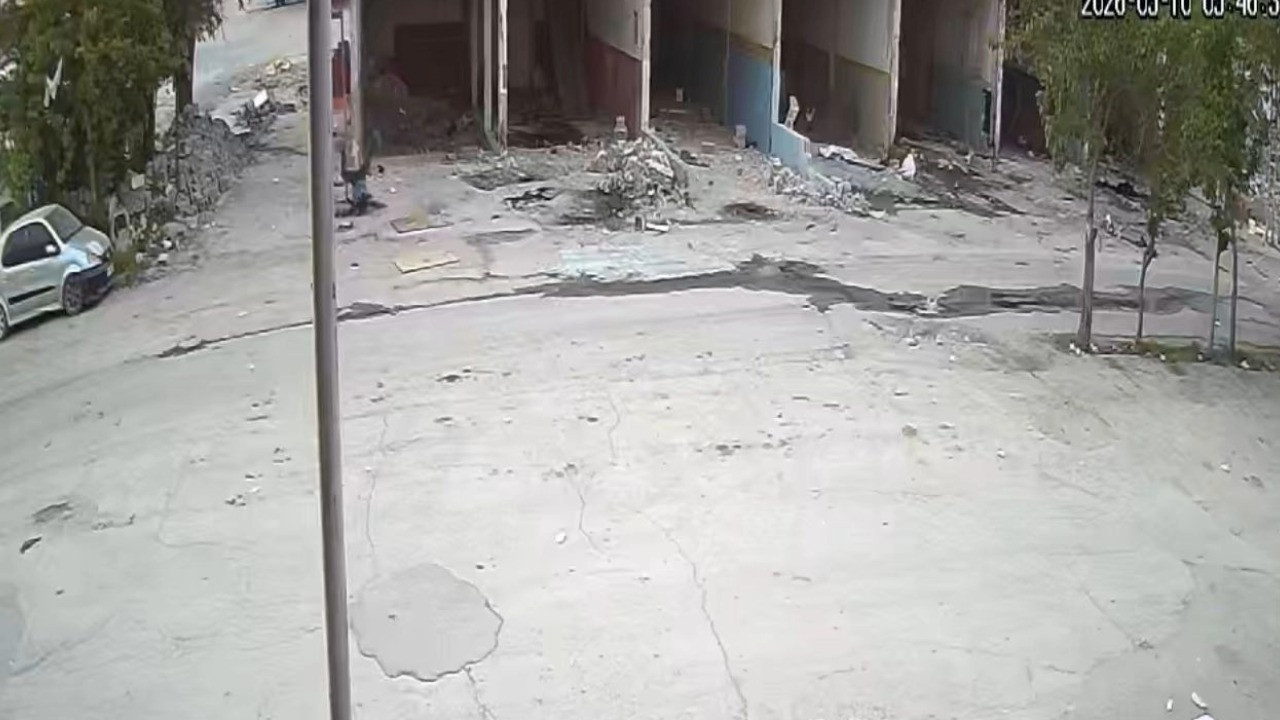 Aydınlatma direğinden düşerek hayatını kaybetti