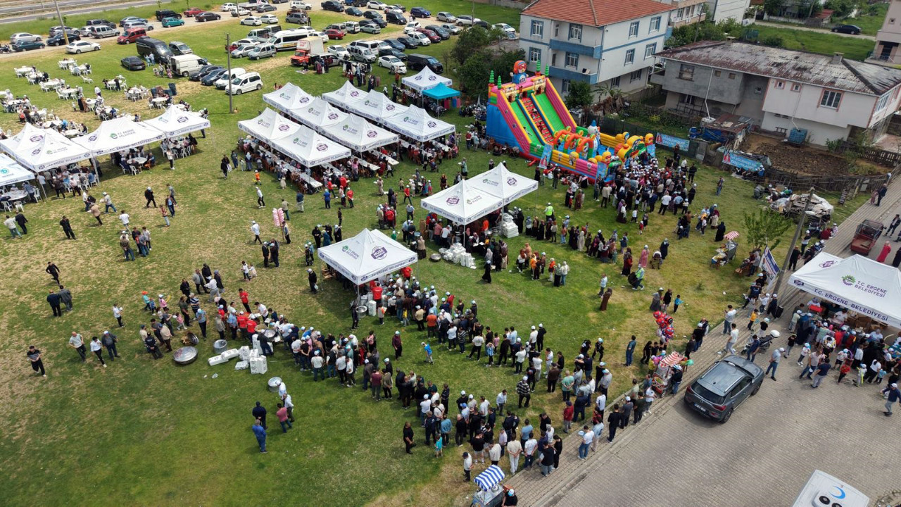 Bir saatte 2 ton tükettiler: Kazanlarda saatlerce pişti