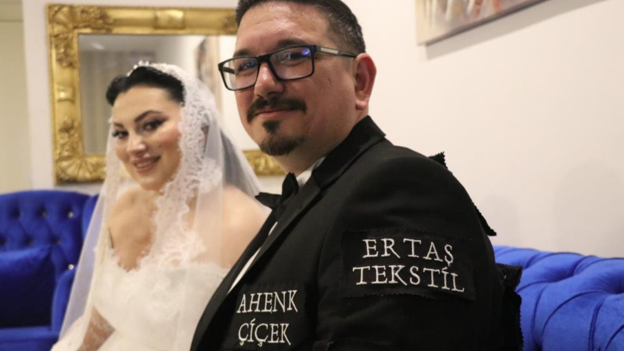 Düğün masrafına sıra dışı çözüm: Damatlığını reklam panosuna çevirdi