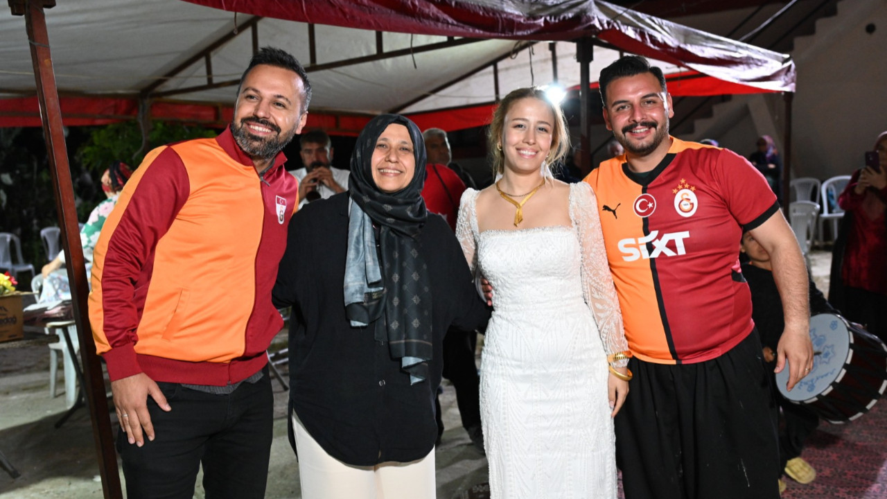 Düğünde şampiyonluk kutlaması: Damada Galatasaray forması hediye edildi