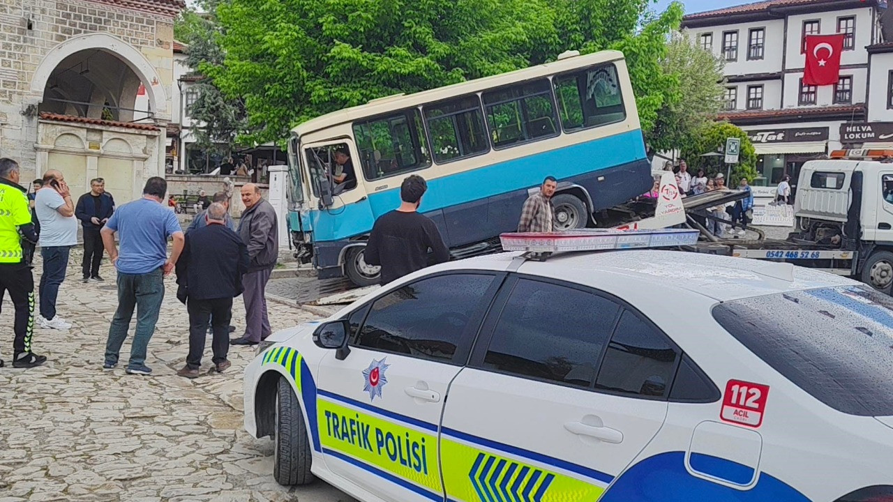 Freni boşalan dolmuş tarihi çarşının duvarına çarpıp durdu