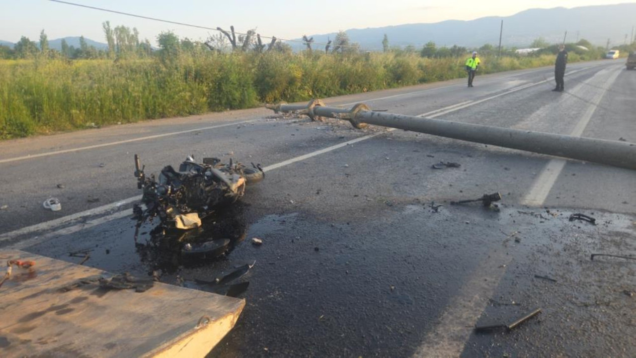 Otomobilin devirdiği direğe motosiklet çarptı: Genç sürücünün durumu ağır
