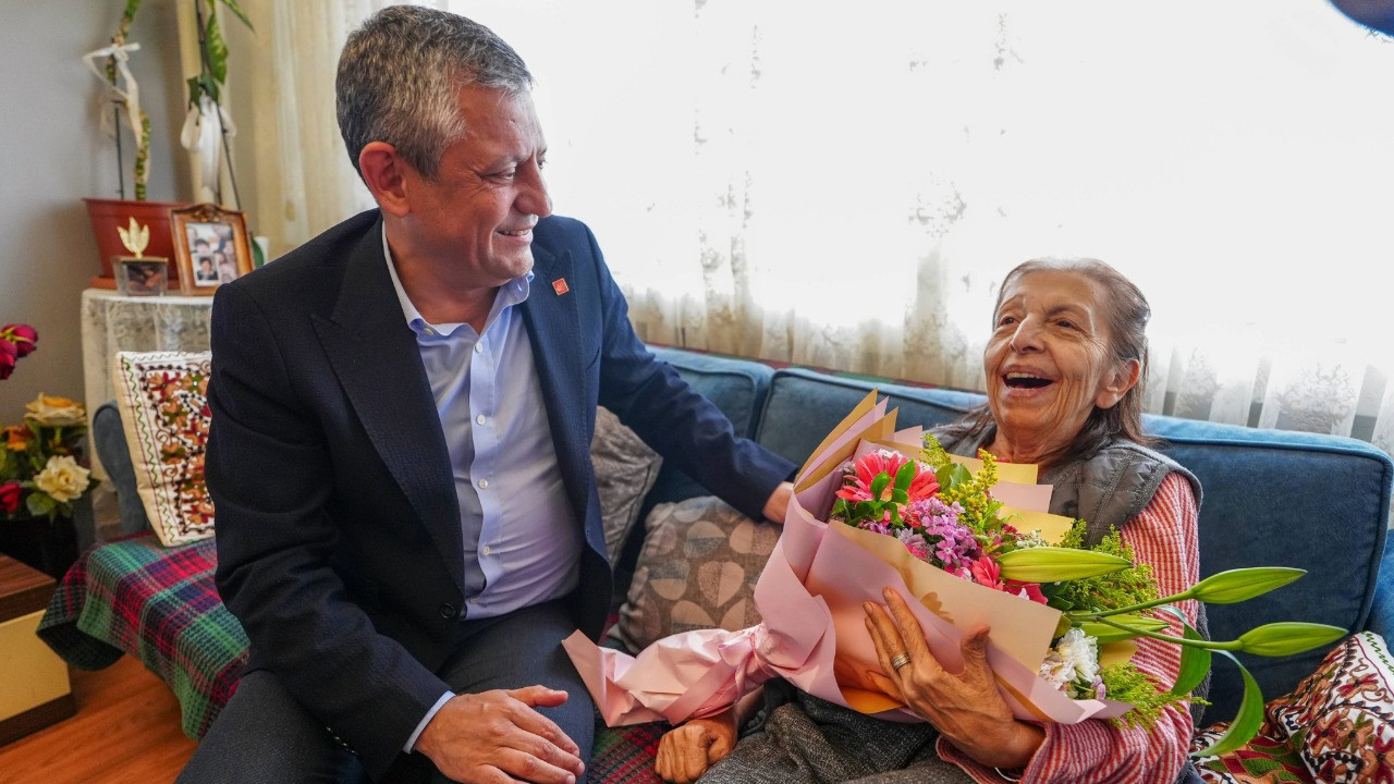 Özel'den ilkokul öğretmenine Anneler Günü ziyareti
