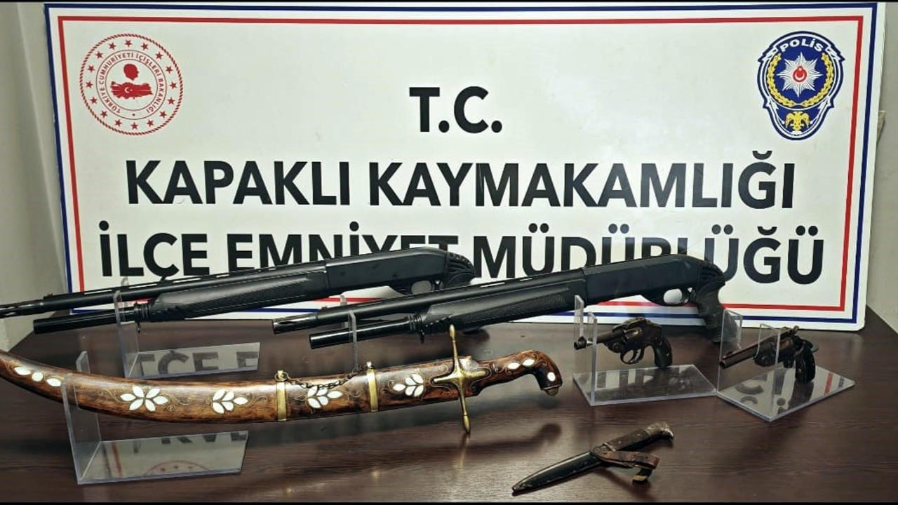 Evinden 1'inci Dünya Savaşı'na ait kılıç, kama, tabanca çıktı