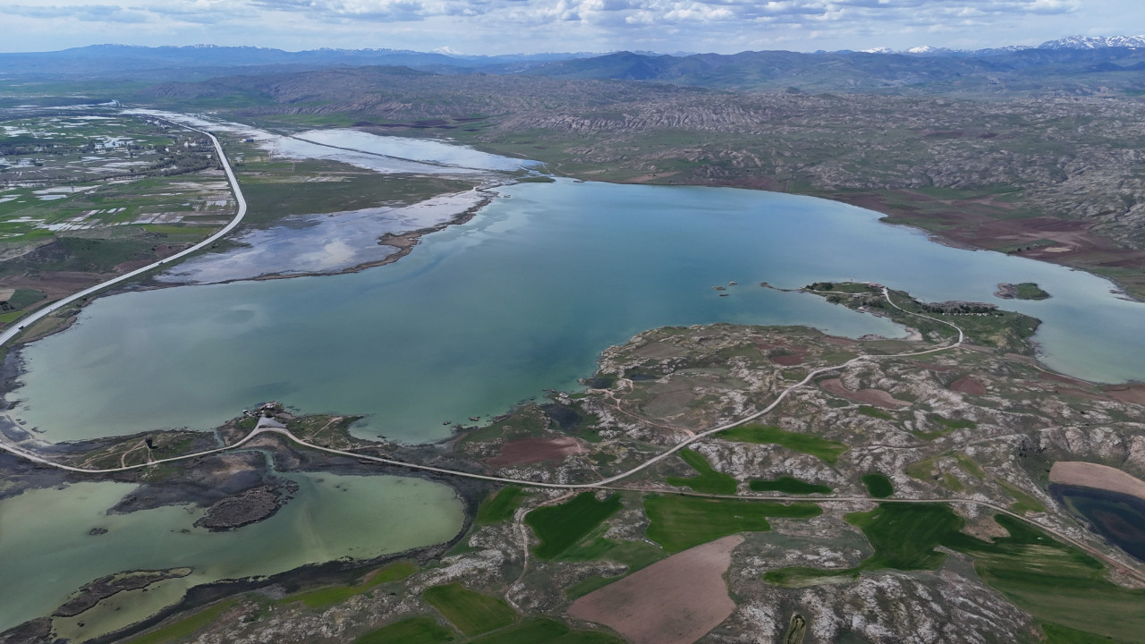 Kentin en büyük gölü taştı, yeni göletler oluşturdu
