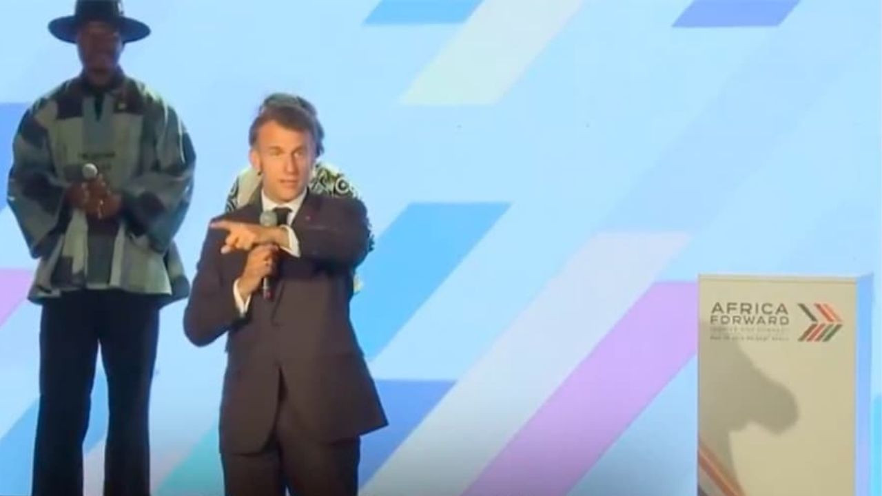 Macron sahneye fırladı, ateş püskürdü: Bu saygısızlıktır, dışarı çıkın!