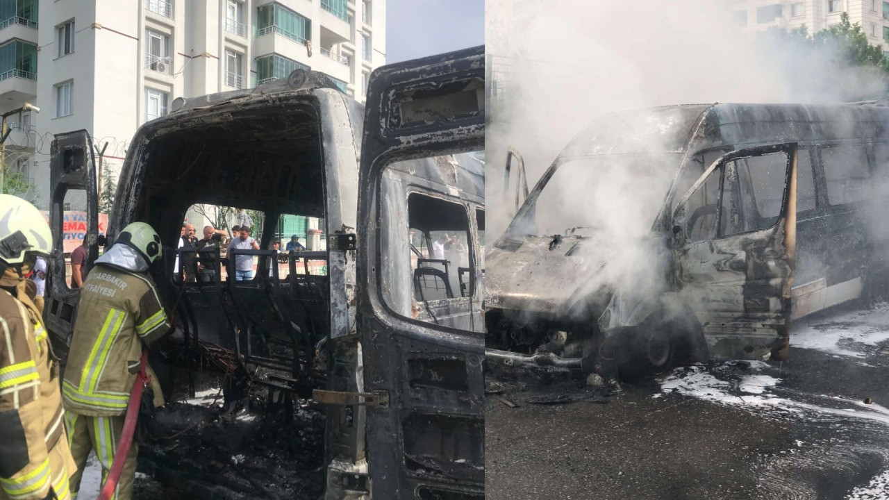 Park halindeki minibüs küle döndü