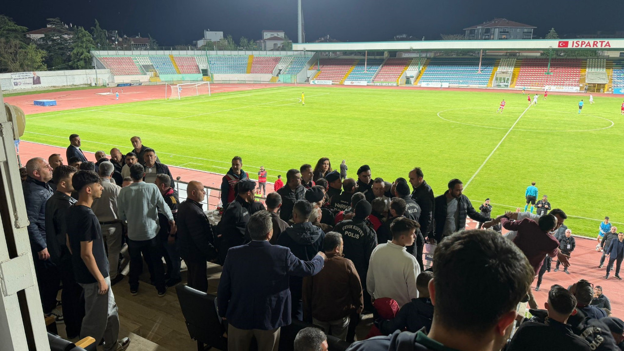 Play-off maçında tribün ve saha karıştı: Polis olaya müdahale etti