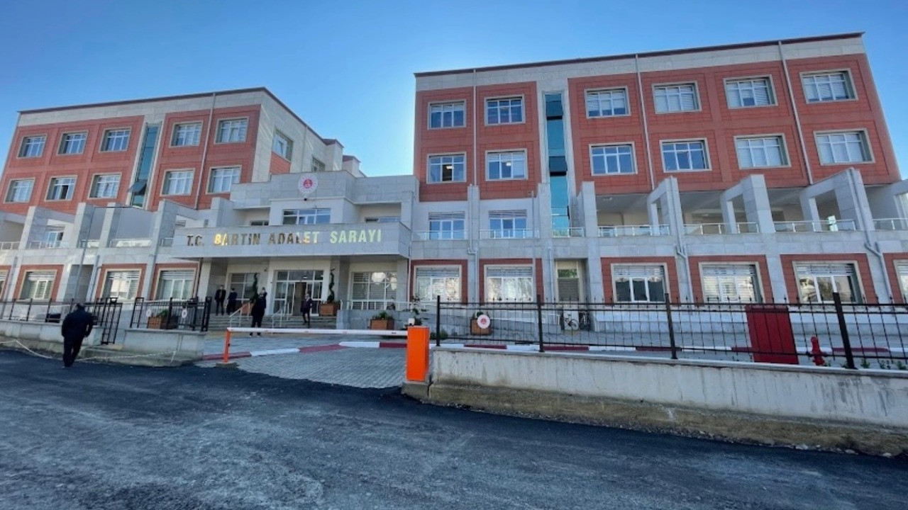33 kişinin tutuklandığı cinsel istismar soruşturmasında çocuğun annesi de tutuklandı
