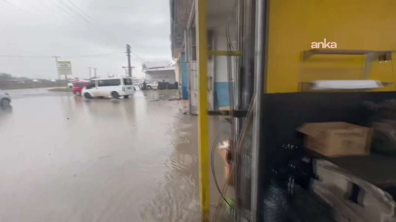 Sokakları su bastı, esnaf mahsur kaldı
