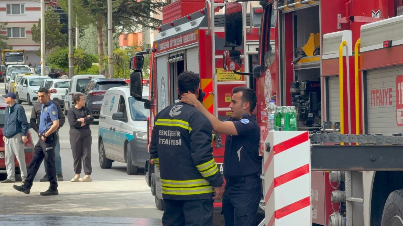 Alevlerden sürünerek kaçan kadın öldü