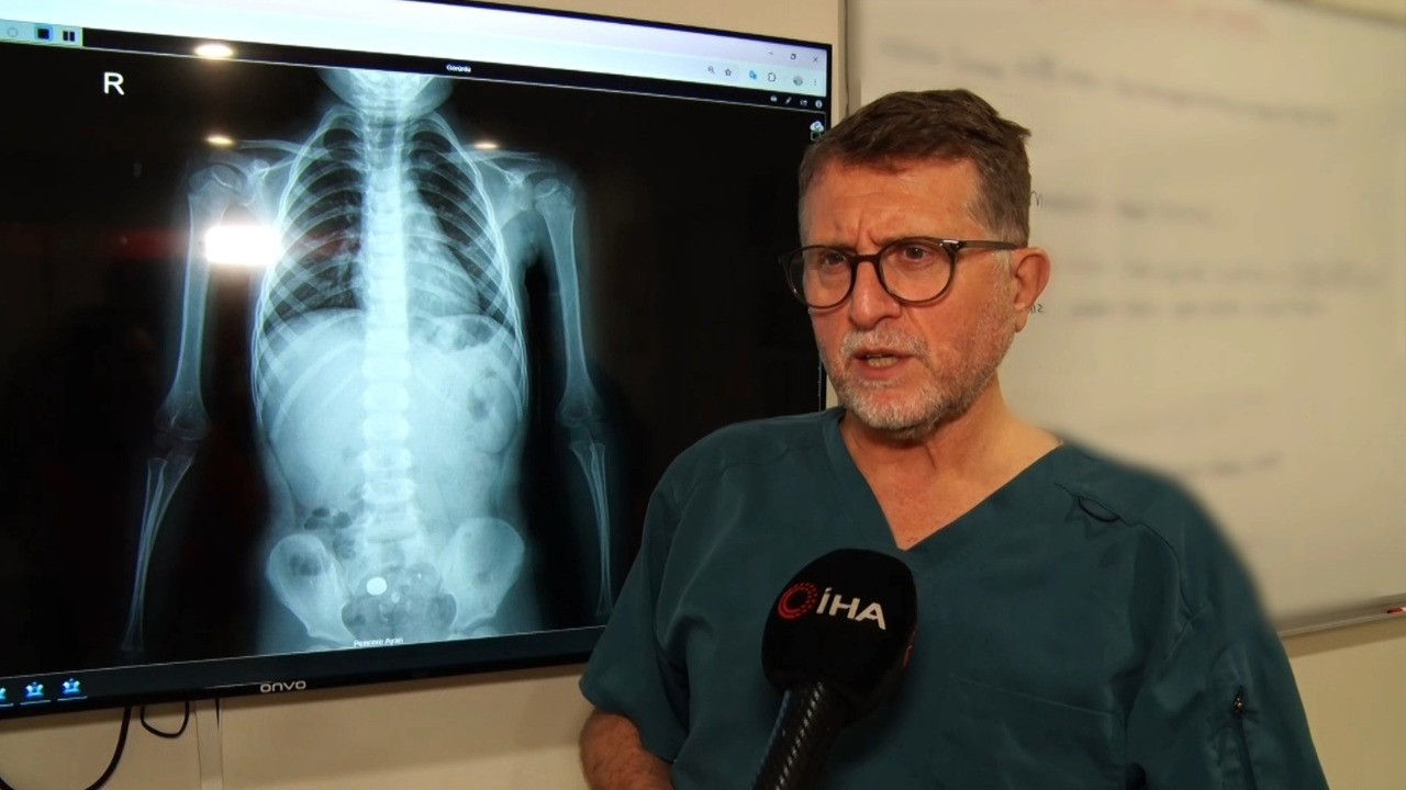 4 yaşındaki çocuk pili şeker sanıp yuttu: Midede y…