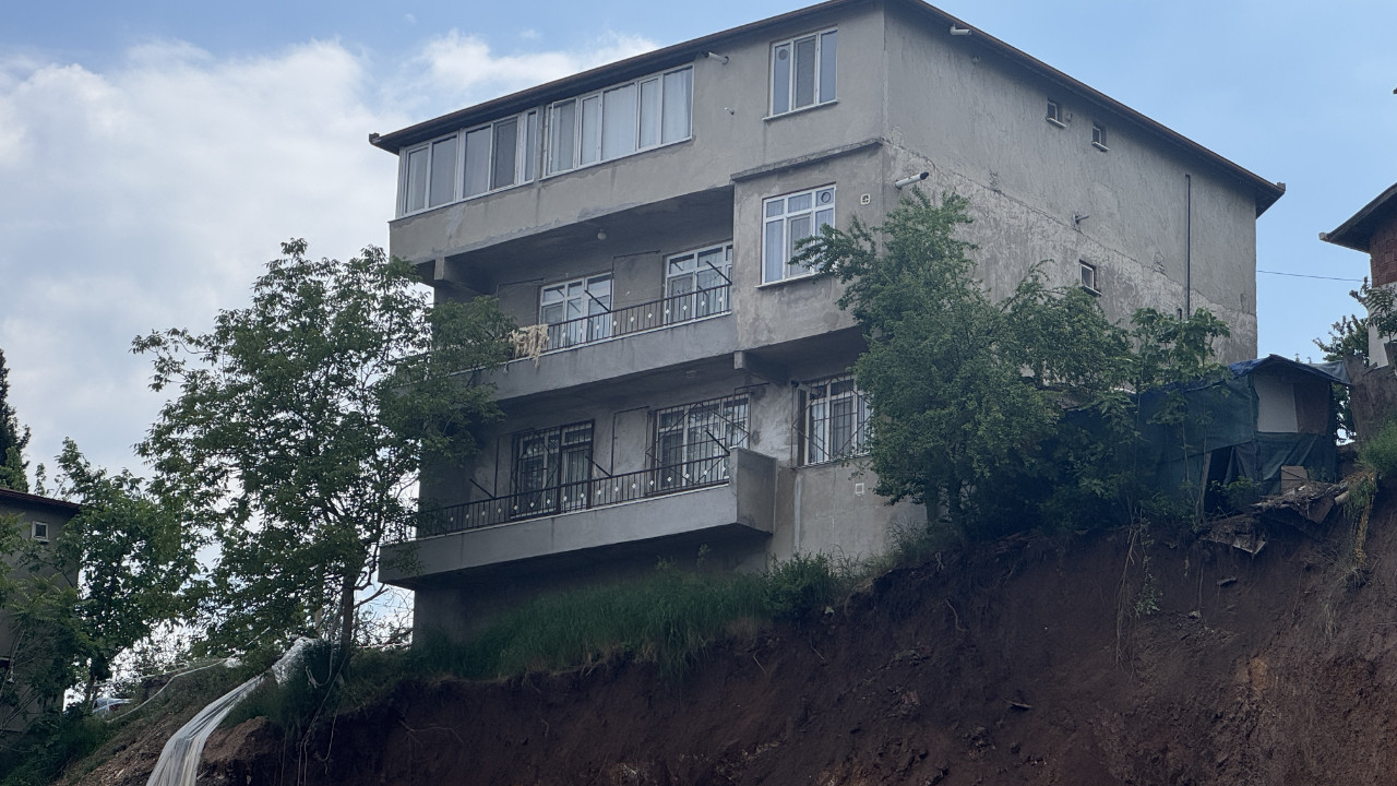 İnşaat alanında toprak kayması: Binalar boşaltıldı