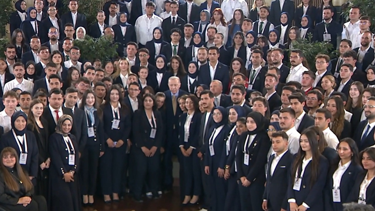 Cumhurbaşkanı Erdoğan, gençler ve milli sporcularla bir araya geldi