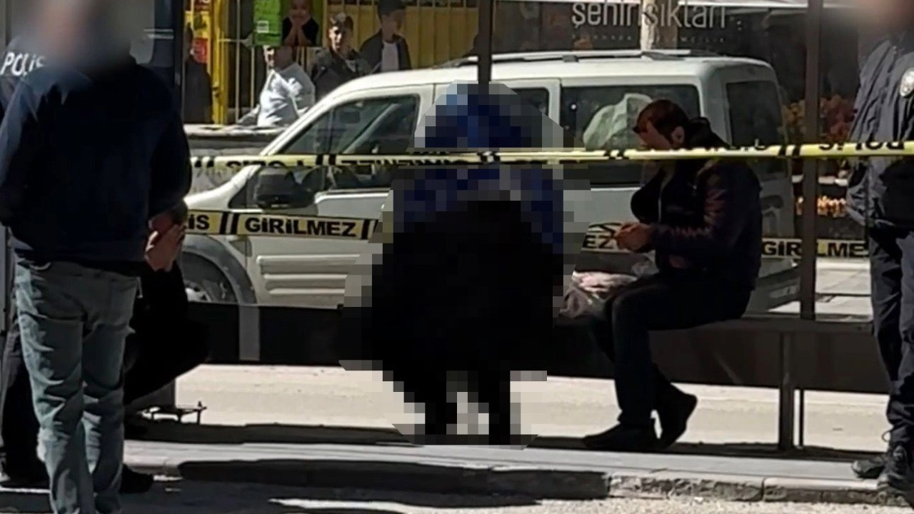 Durakta beklerken öldü