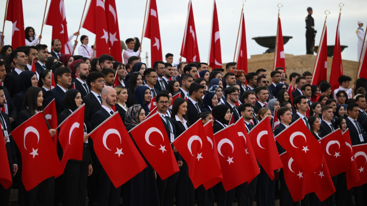 Gençler Ata'sına koştu