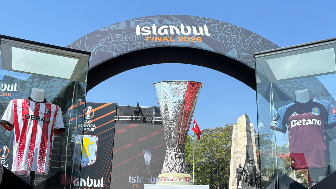 İlhan Mansız, Avrupa Ligi kupasını Beşiktaş Meydanı’ndaki taraftar alanına getirdi