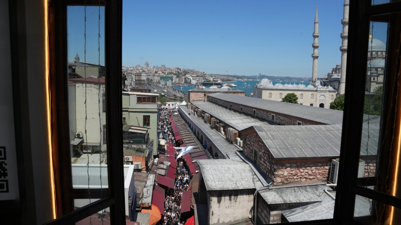 İstanbul'da 1 günlük tatili ve güneşli havayı fırsat bilenler Eminönü'ne akın etti