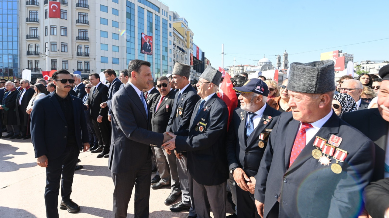 Özgür Çelik'ten Taksim'de çelenk tepkisi