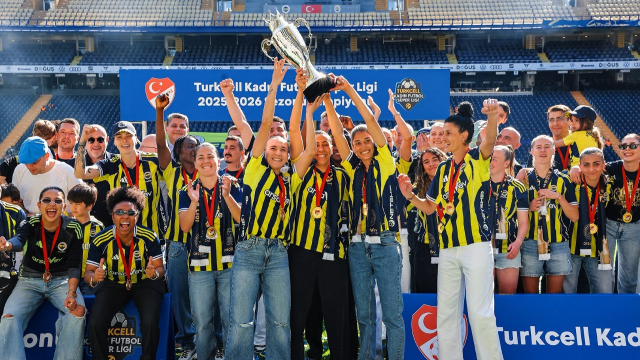 Şampiyon Fenerbahçe kupasını kaldırdı