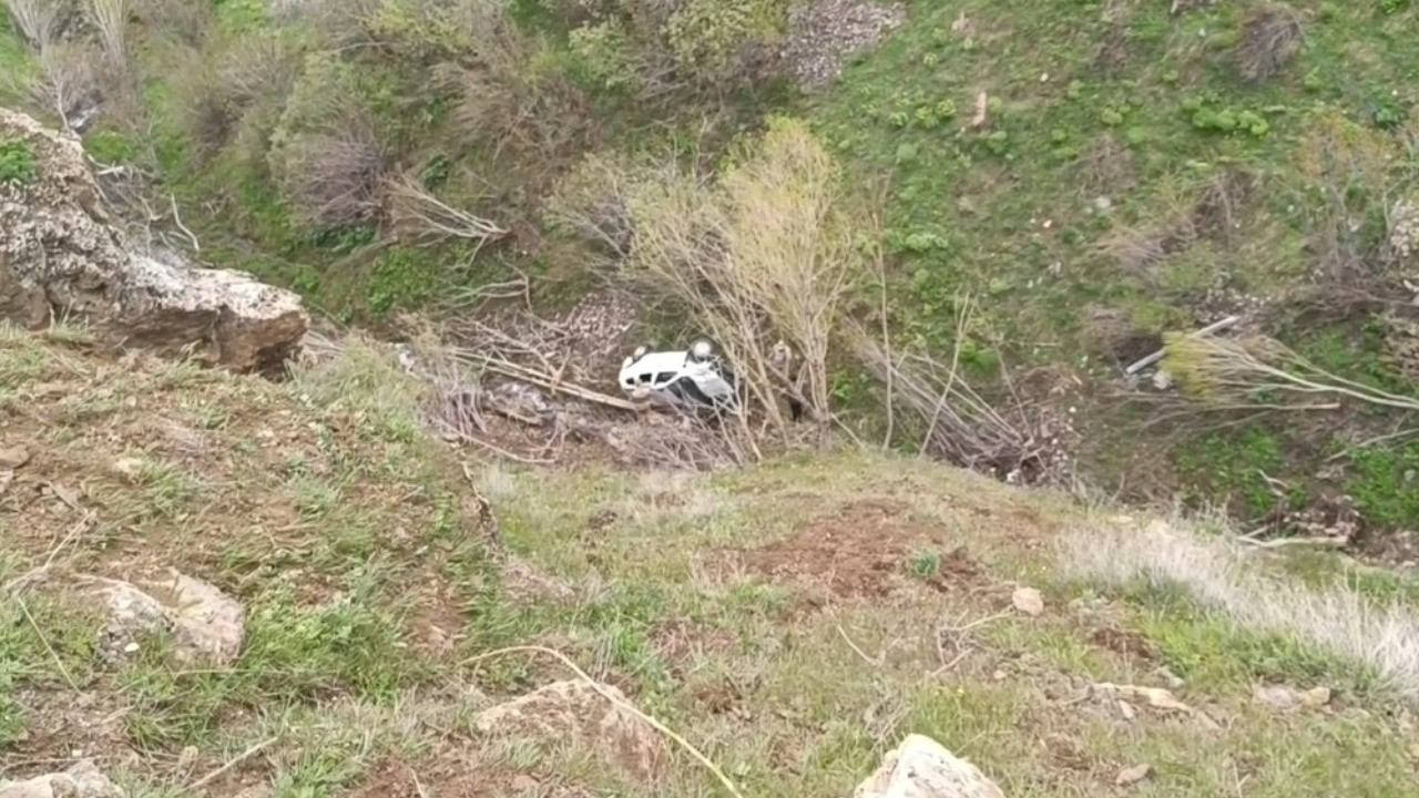 Uçuruma yuvarlanan araçtan atlayarak kurtuldular