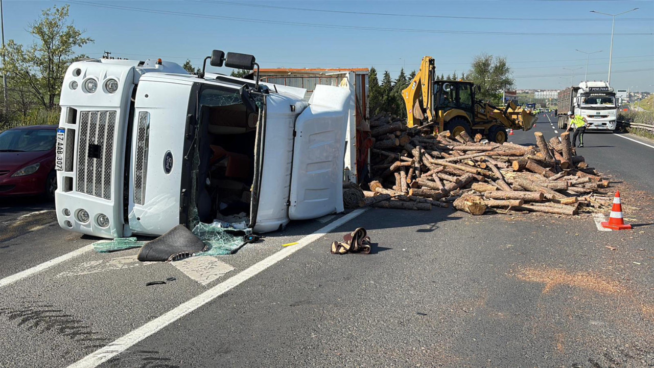 Virajı alamayan TIR yan yattı: Şoför araçta sıkıştı