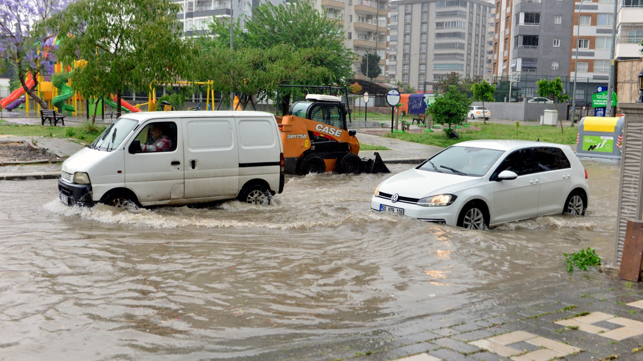 Adana’da sağanak hayatı felç etti: Cadde ve alt geçitler sular altında kaldı