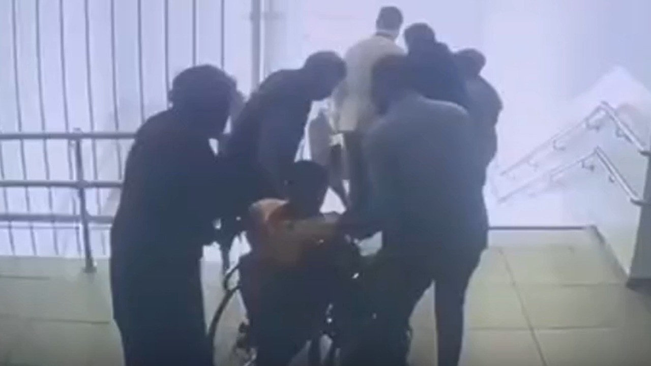 Depremde yürek ısıtan anlar: Öğretmenler engelli öğrencileri kucaklayarak kurtardı