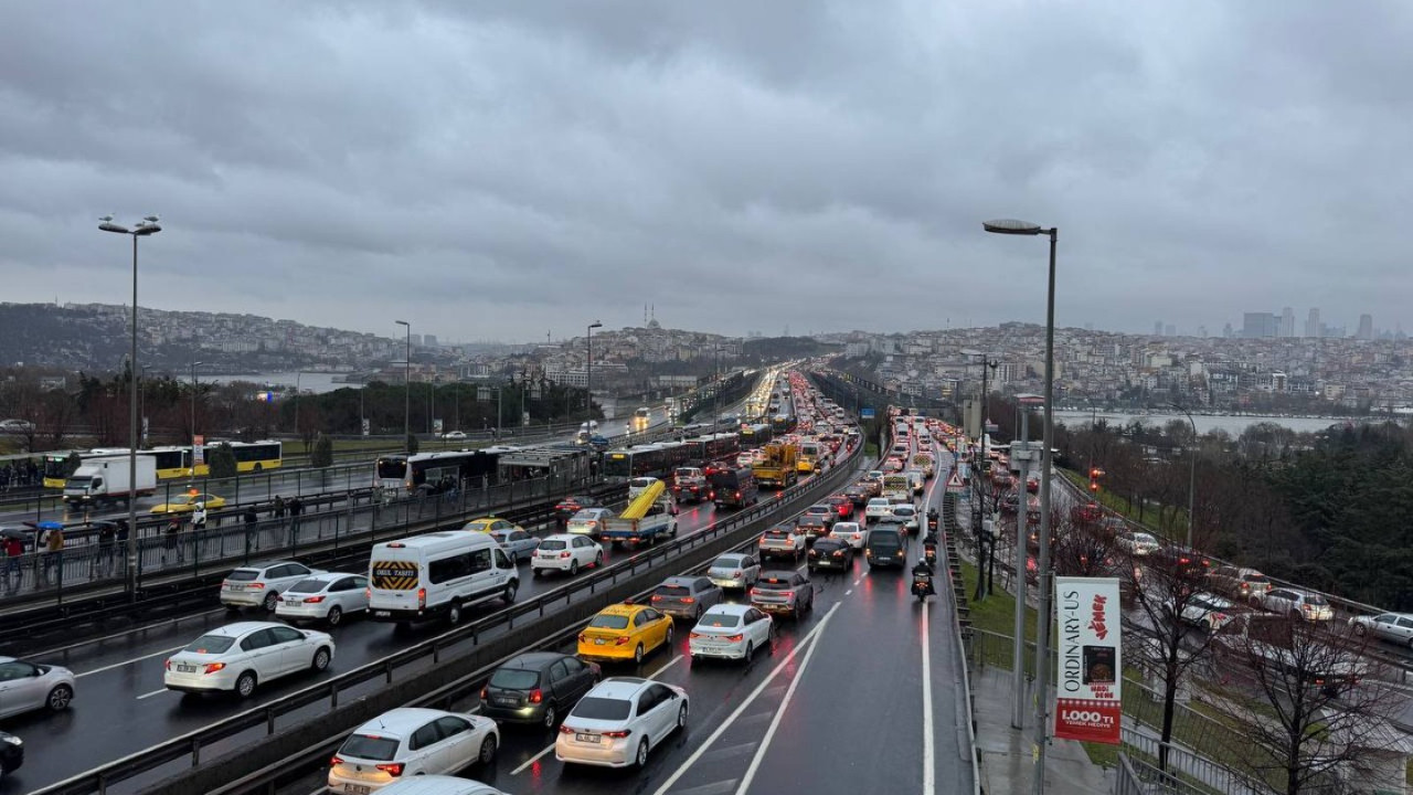 İstanbul’da yağış trafiği felç etti