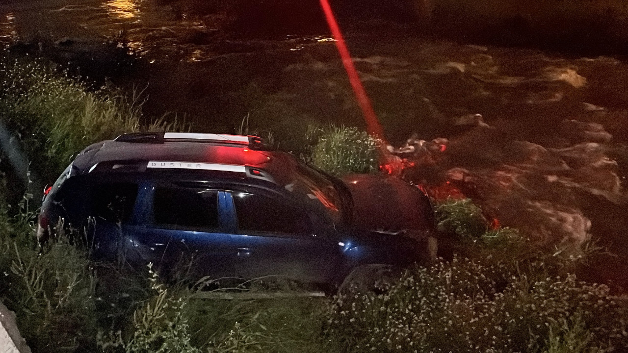 Kontrolden çıkan otomobil dereye uçtu: Sürücü aracı bırakıp kaçtı