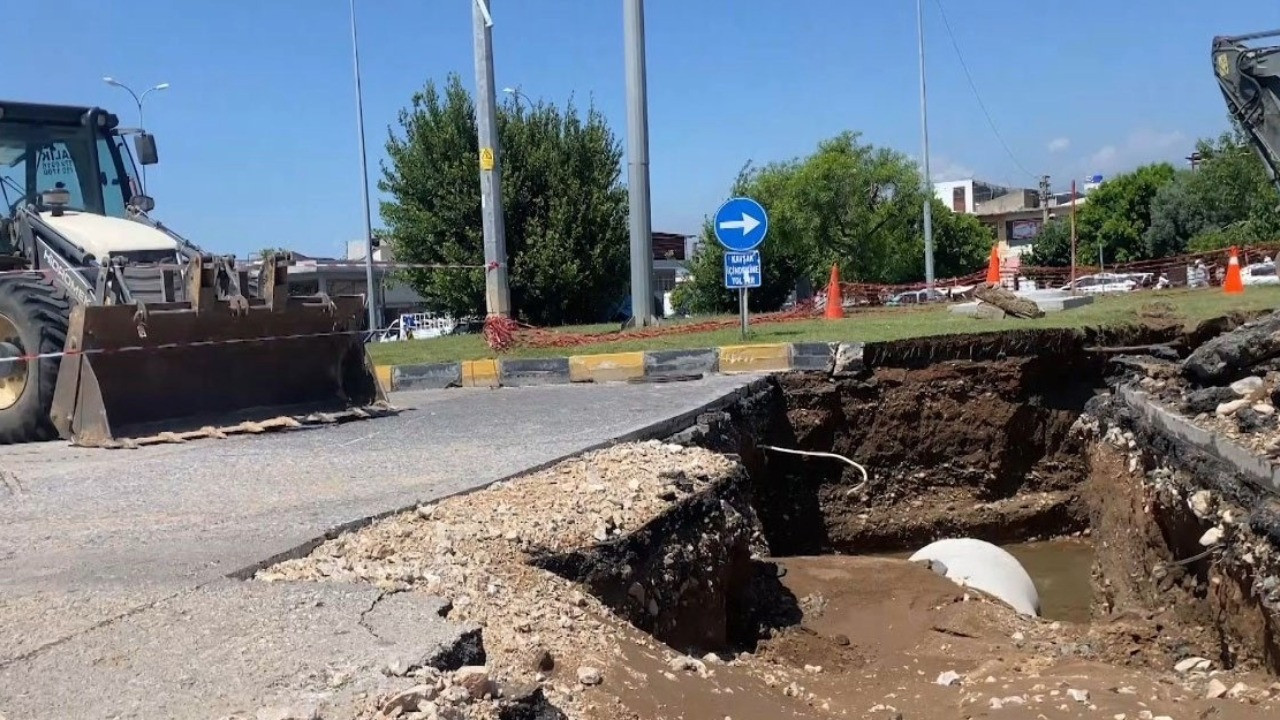 Patlayan ana su borusu yolları göle çevirdi, iş yerlerini su bastı