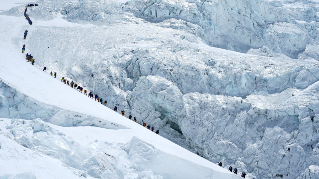 Everest'te rekor: Bir günde 274 dağcı tırmandı