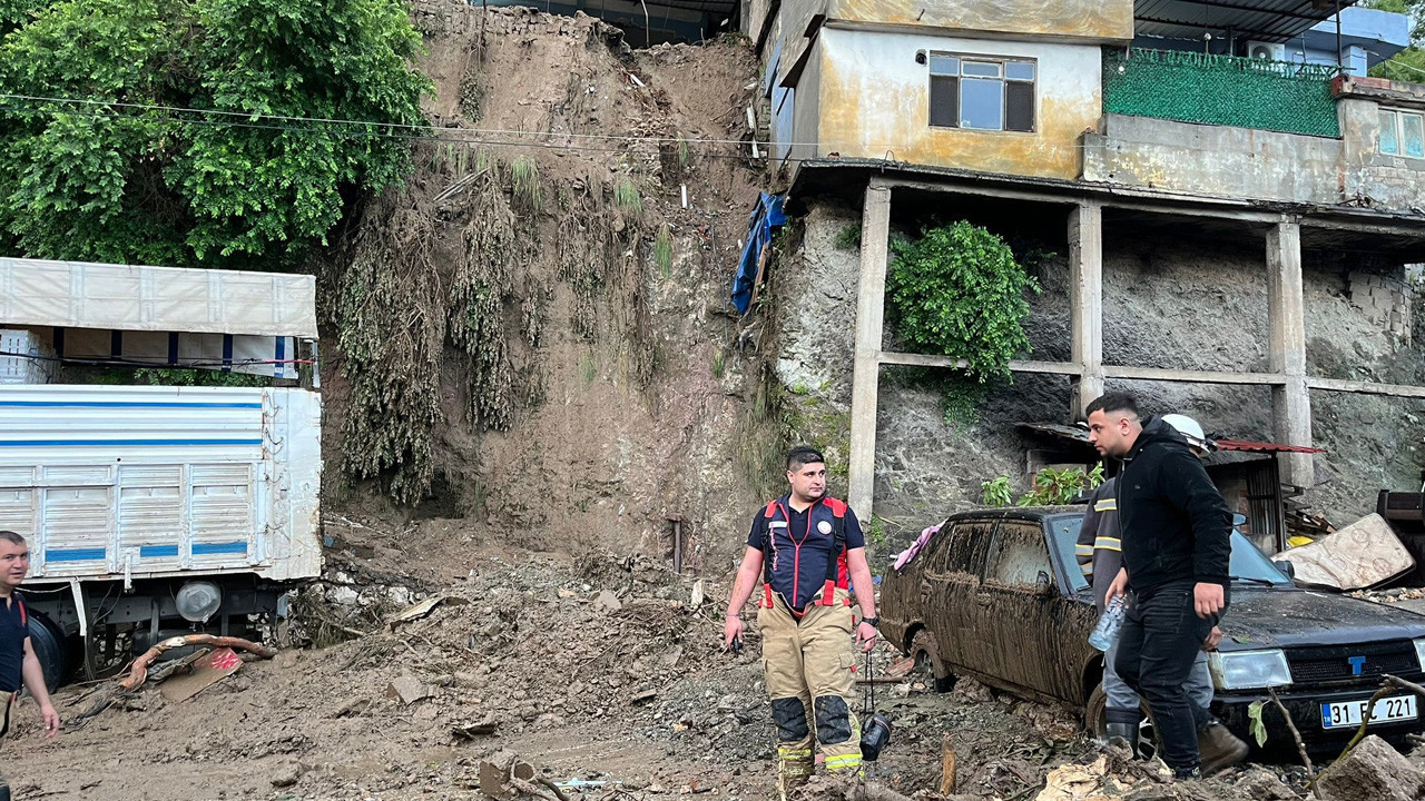Hatay'da şiddetli yağış: 3 kişi göçük altında kaldı