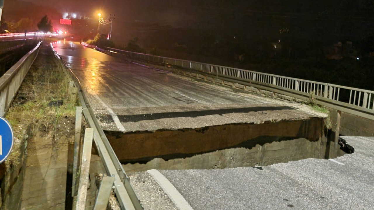 Hatay'da şiddetli yağış: İki kişi göçük altında