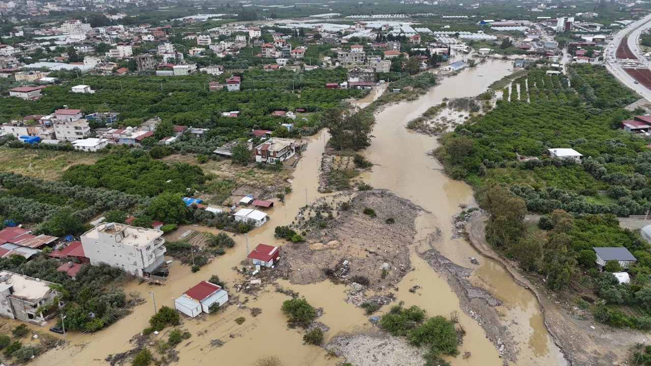 Hatay'da yollar, köprüler, evler çöktü: İki kişi öldü