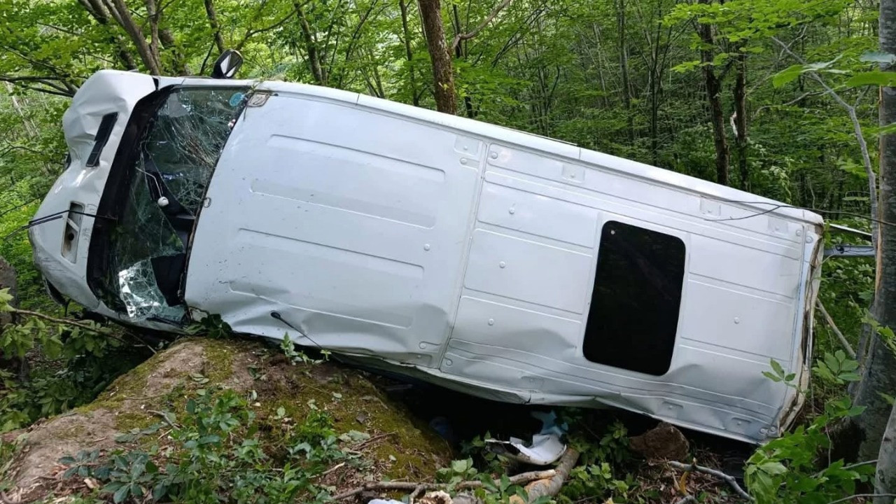Minibüs şarampole yuvarlandı: 11 yaralı