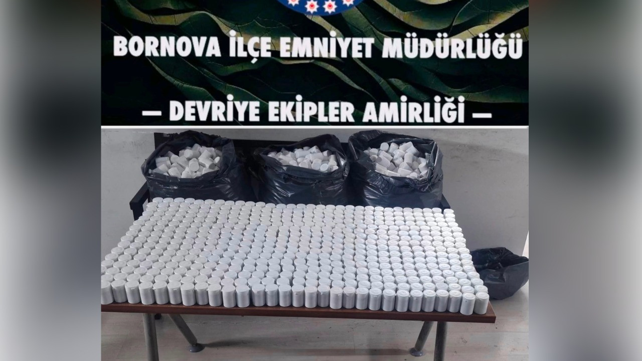 İzmir'de polisten kaçan şüphelinin aracında 118 bin sentetik hap ele geçirildi