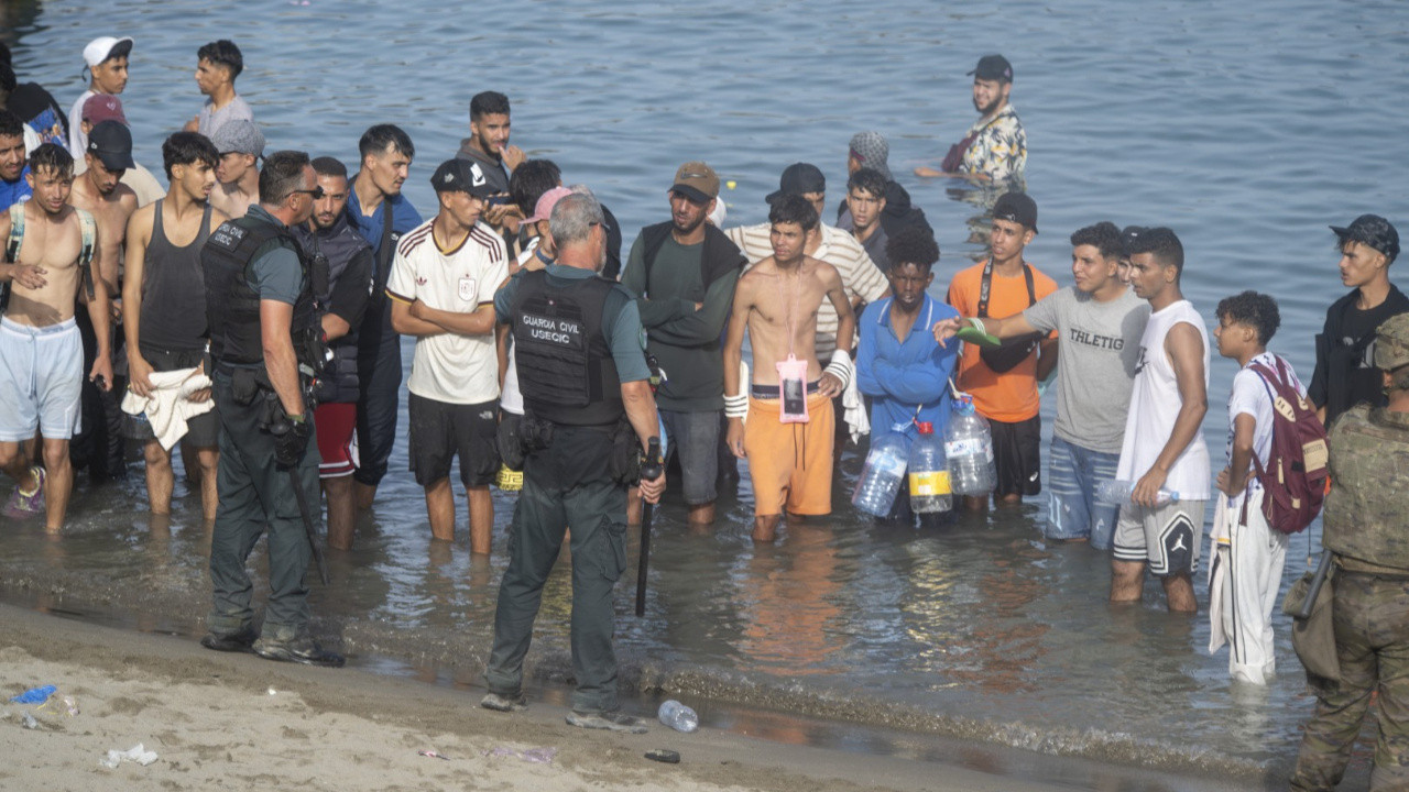Avrupa'da göçmen krizi: İtalya, İspanya sınırındaki kontrolleri uzattı