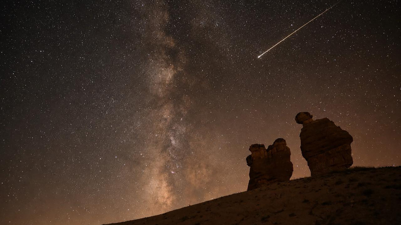 Kuşca Peribacaları’nda samanyolu ve meteor yağmuru aynı karede