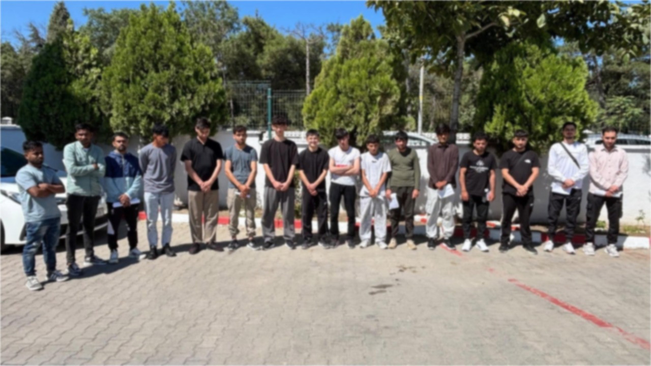 Araçtan 16 göçmen çıktı