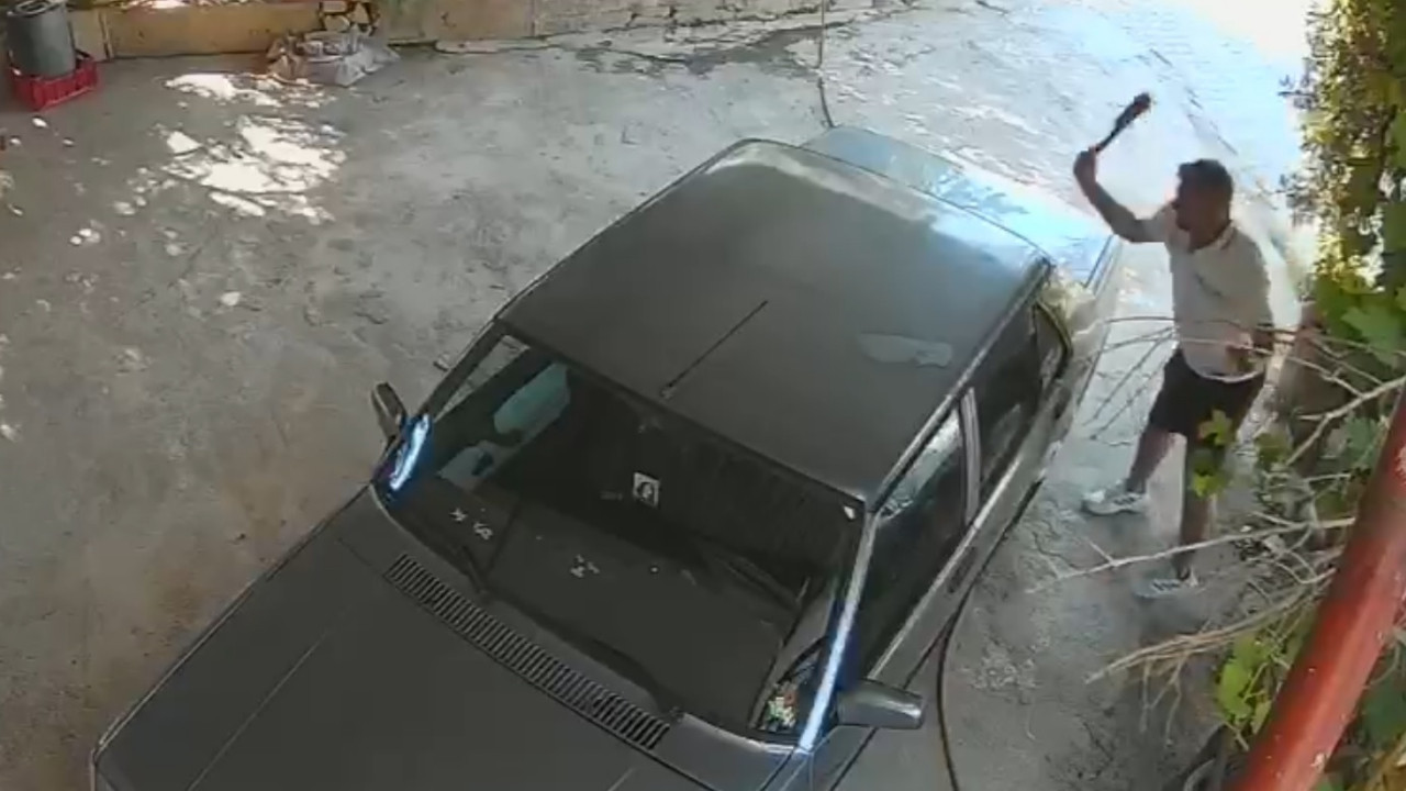 Eski sevgilisinin aracına satırla saldırdı